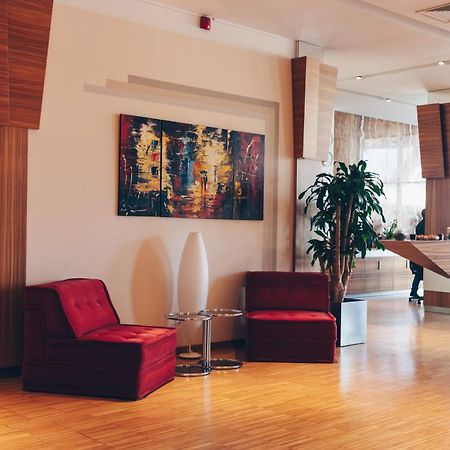 The Gerald'S Hotel Рэдэуци Экстерьер фото