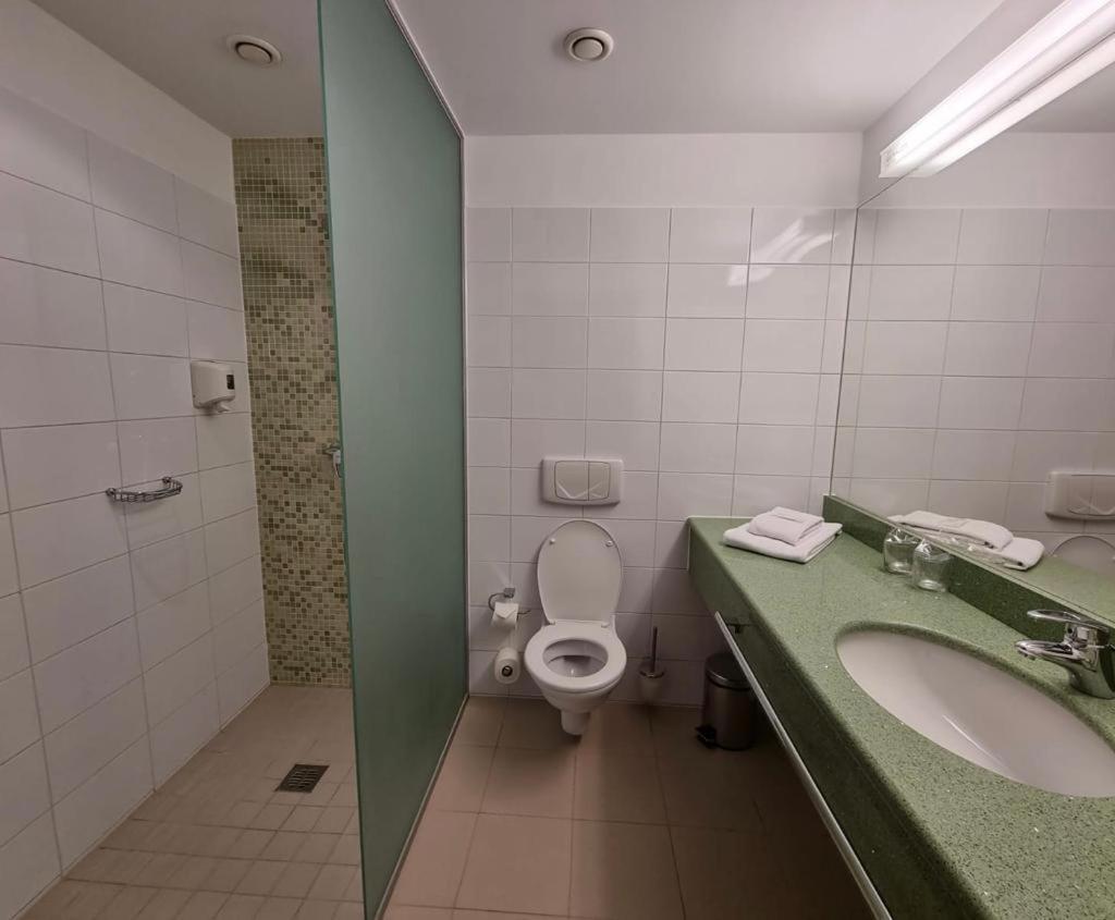 The Gerald'S Hotel Рэдэуци Экстерьер фото