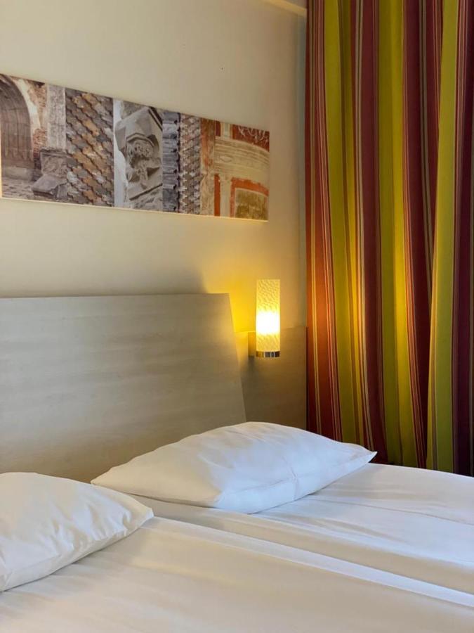The Gerald'S Hotel Рэдэуци Экстерьер фото